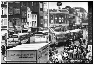 351488 Gezicht in de door drukte met autobussen en vrachtwagens verstopt geraakte Potterstraat te Utrecht, met rechts ...